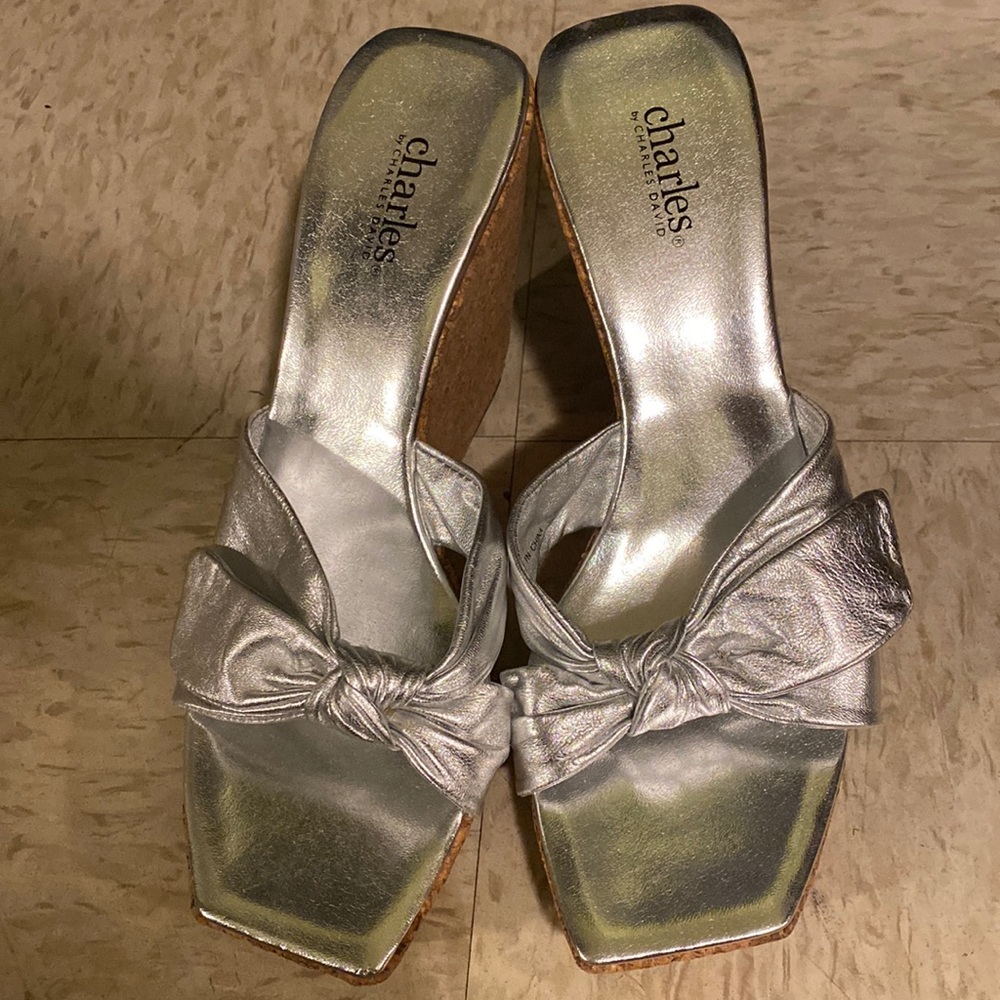 Metallic bow heels